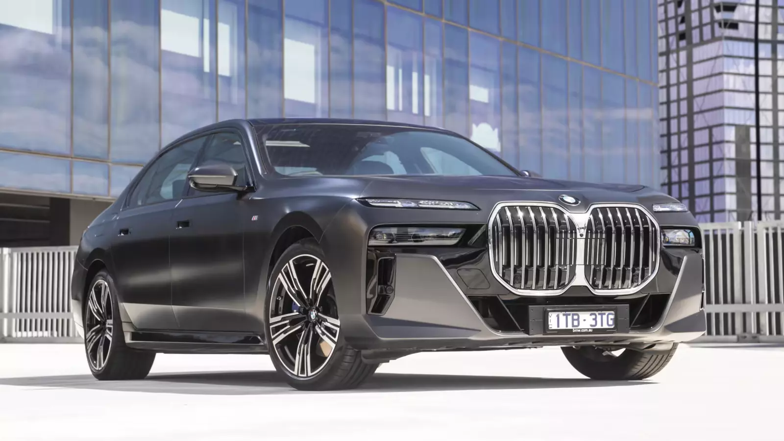 Белорус выиграл BMW 740i M Sport в лотерее в Дубае