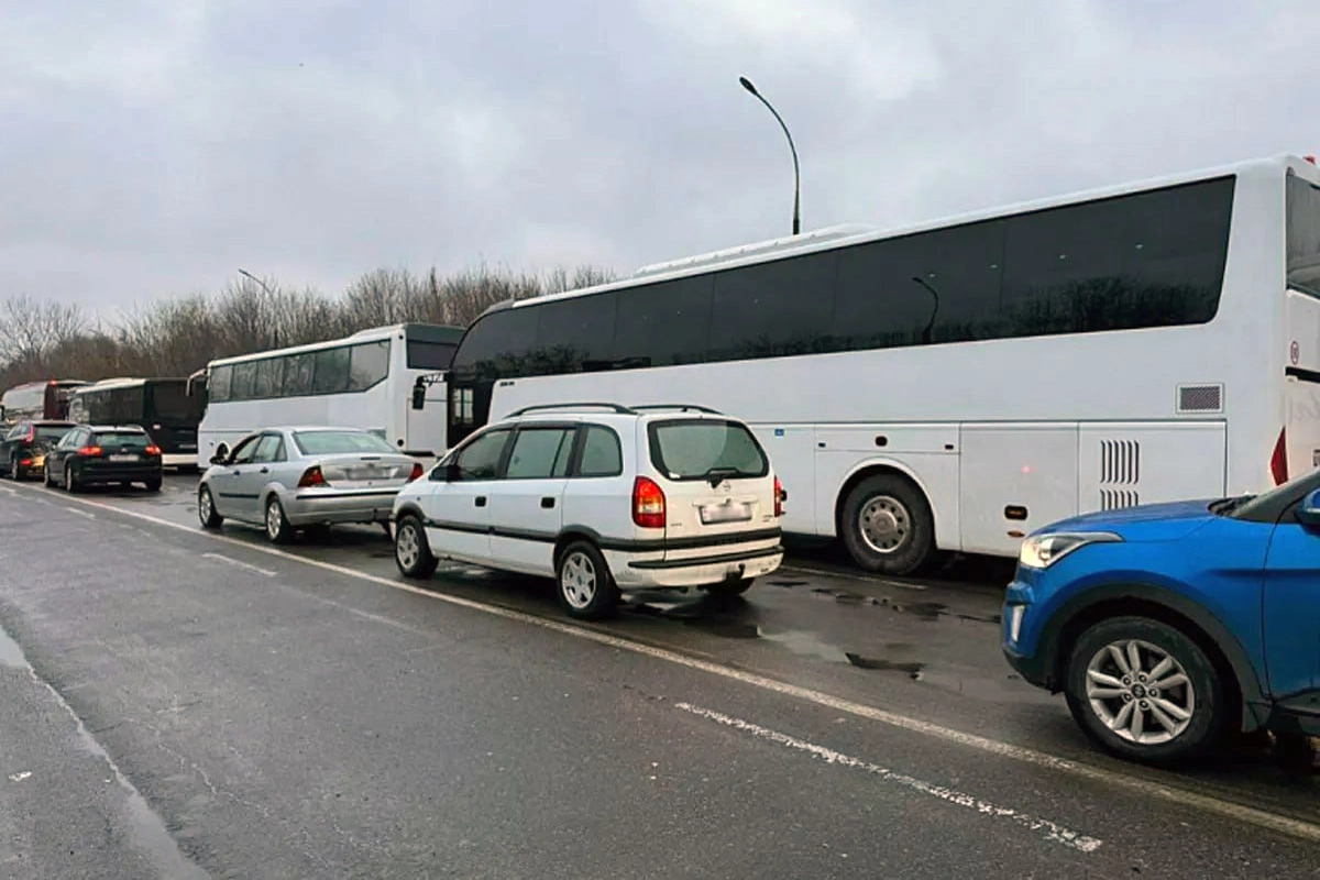 Автобусные очереди на белорусско-польской границе бьют рекорды