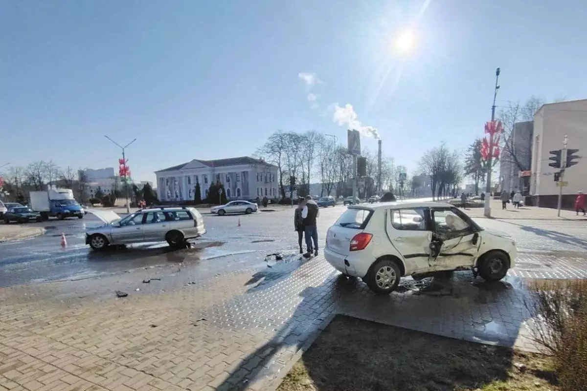 В Слуцке в аварии пострадали четыре человека, трое – пешеходы на тротуаре