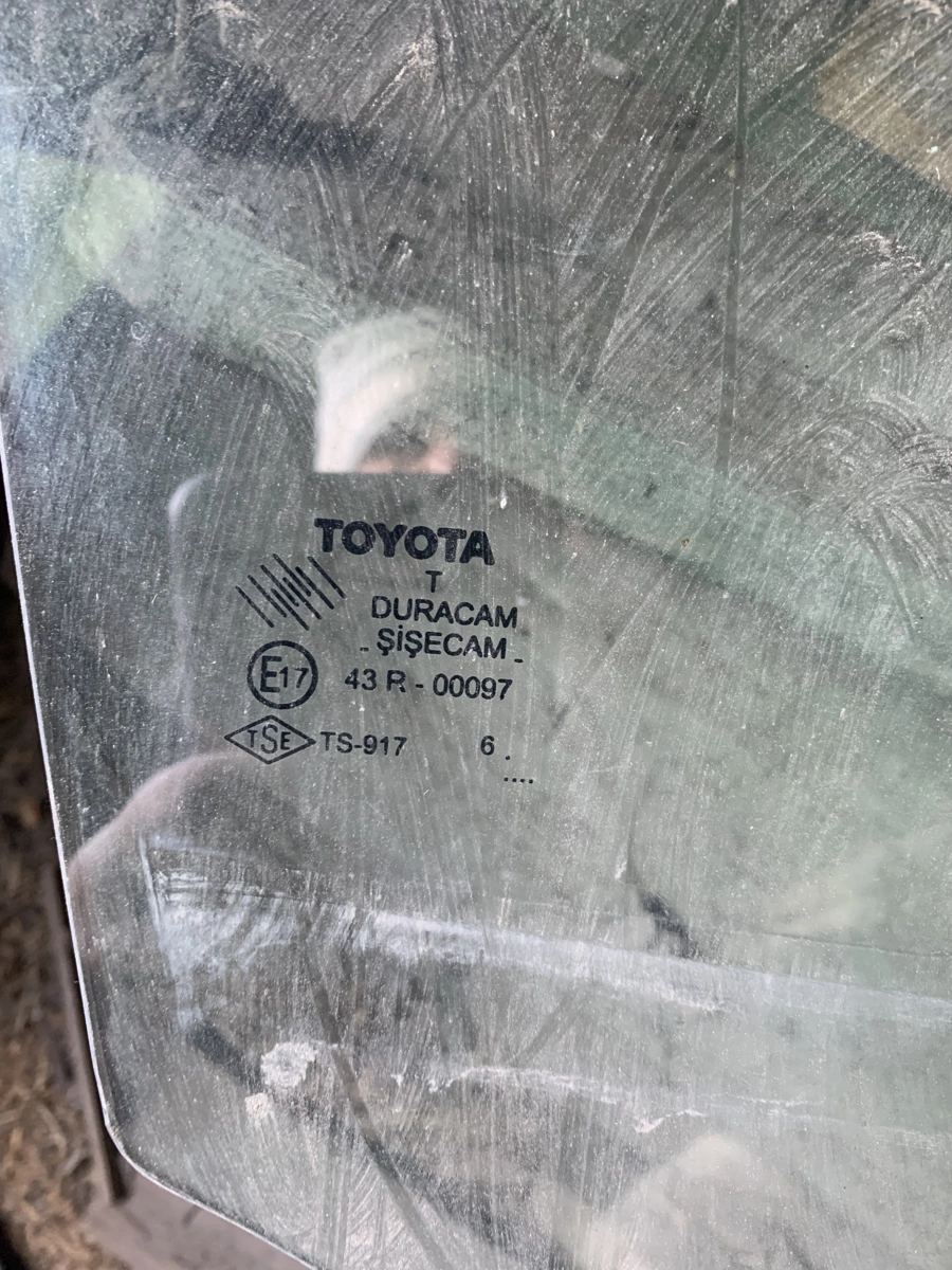 Стекло двери передней правой к Toyota Corolla Verso 2005