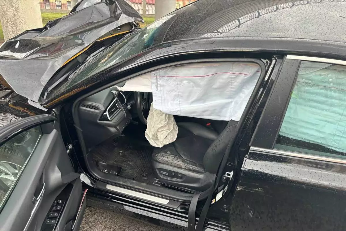 Водитель разбил Toyota Camry о столб на улице Толстого в Минске