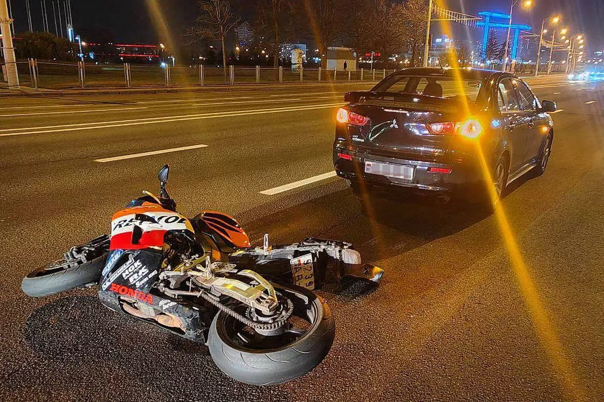 Мотоциклист врезался в легковушку в Минске