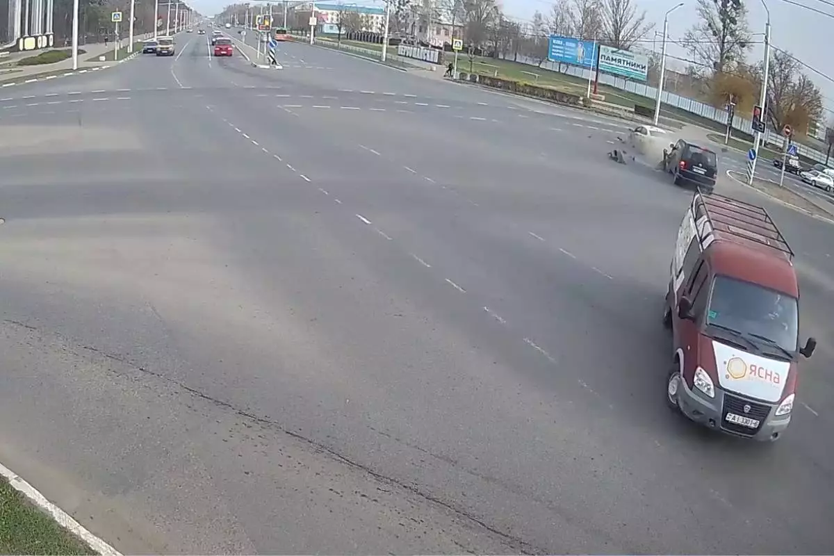 Из-за проезда на красный в Бобруйске случилась авария с такси