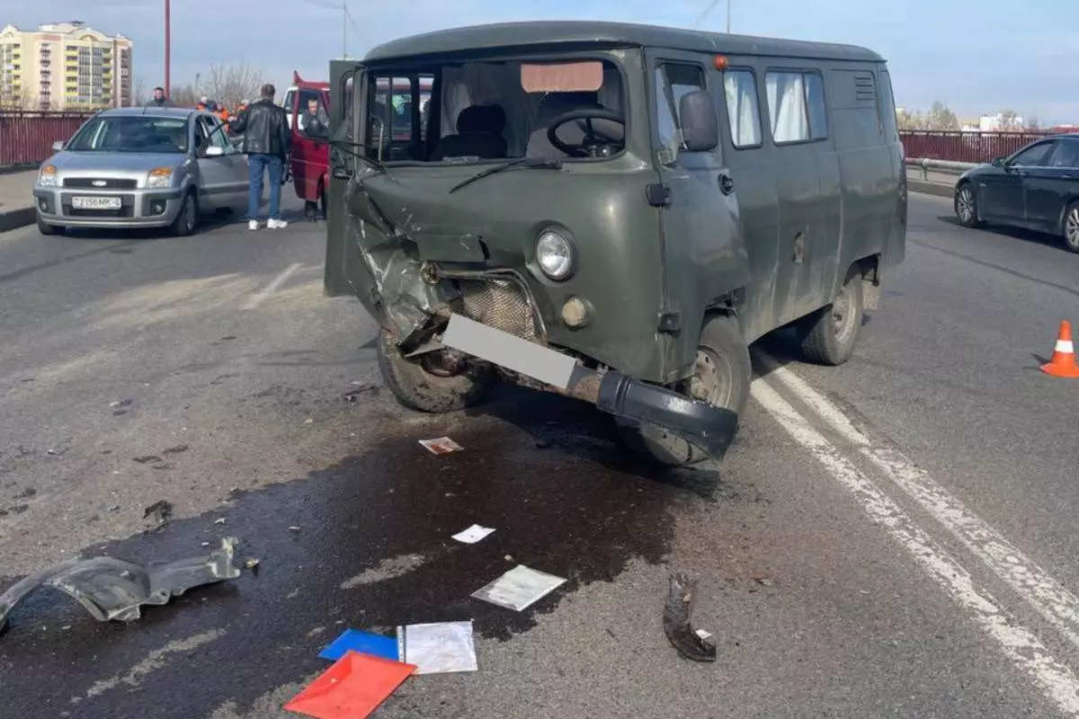 В Лиде в аварии УАЗа и такси пострадали три человека