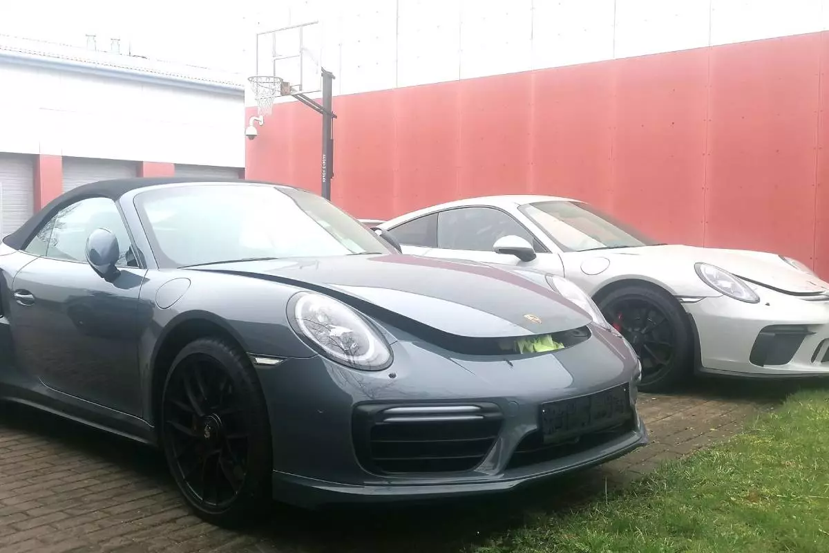 Дальнобойщик привез из Германии в Литву два Porsche и получил уголовное дело
