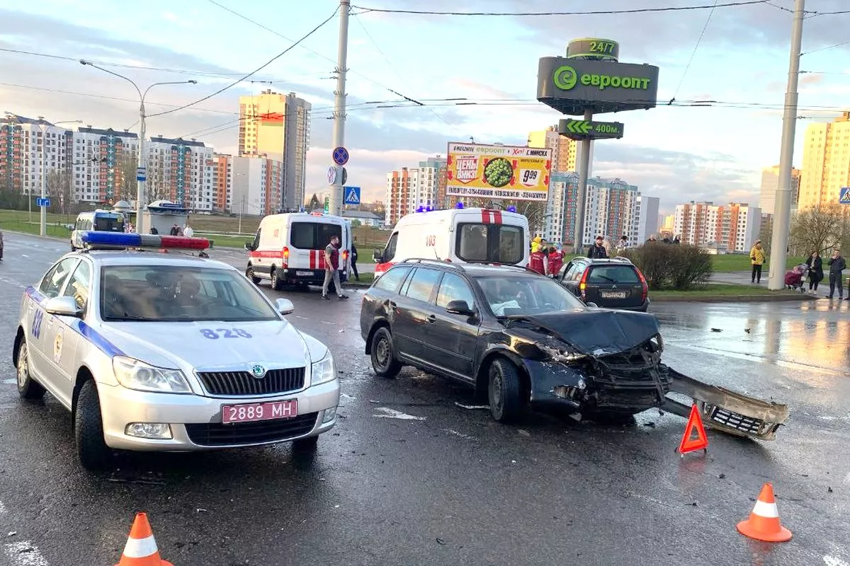 Водитель Skoda поехал на красный и устроил ДТП в Минске