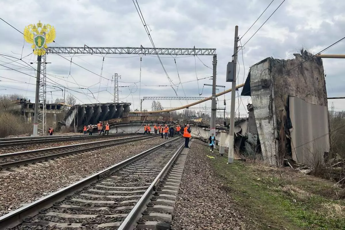 В Вязьме мост рухнул на железнодорожное полотно: есть пострадавшие, остановлено движение поездов