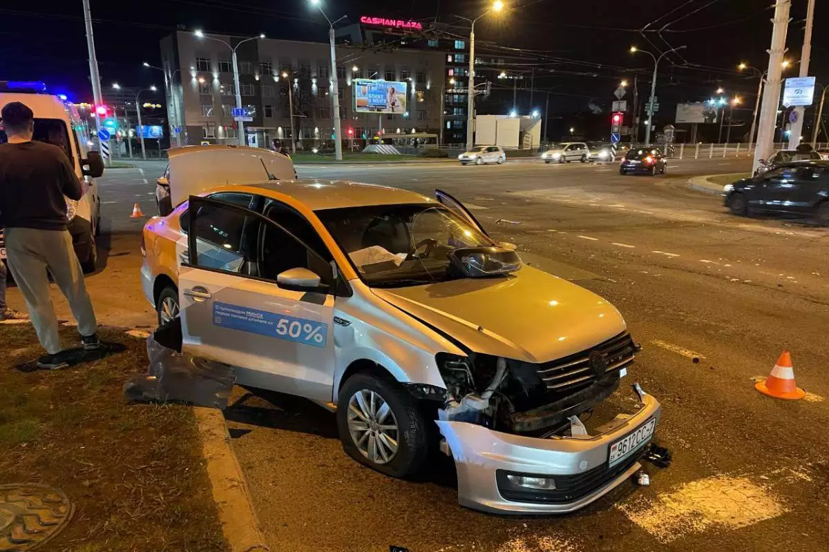 Появилось видео аварии Rover и каршерингового Volkswagen в Минске