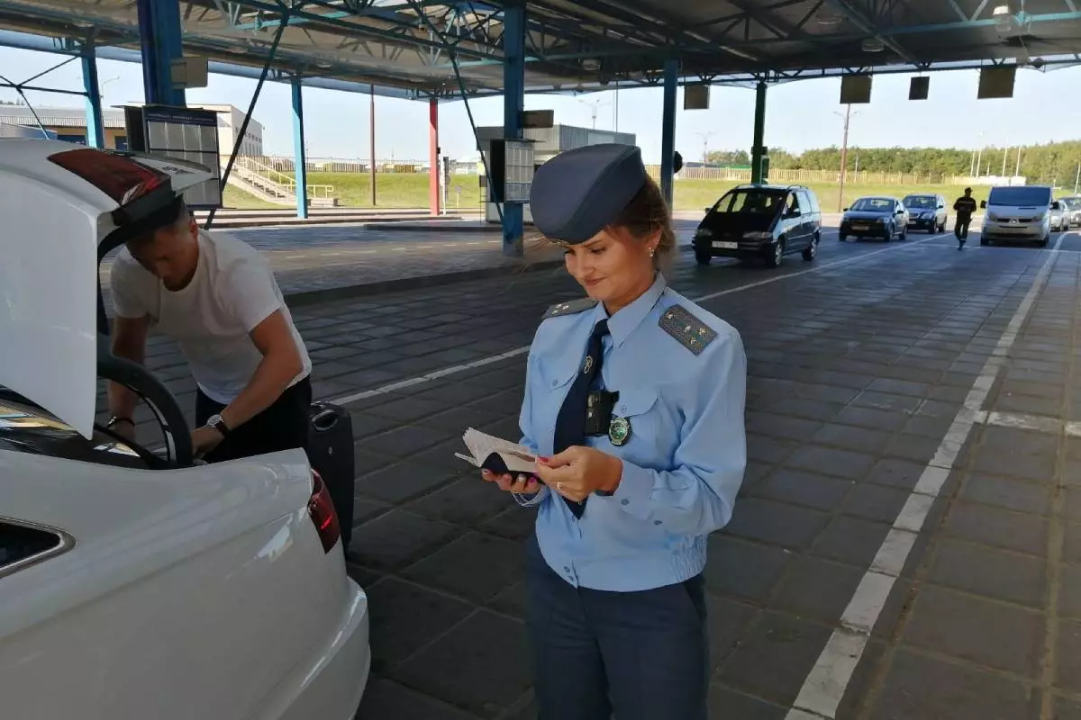 Из-за неуплаченной пошлины в 20 рублей за товар водитель попал под суд
