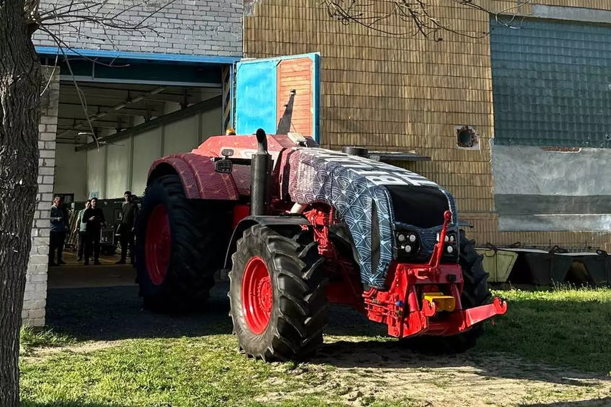 Первый беспилотный трактор МТЗ передали в БрГТУ