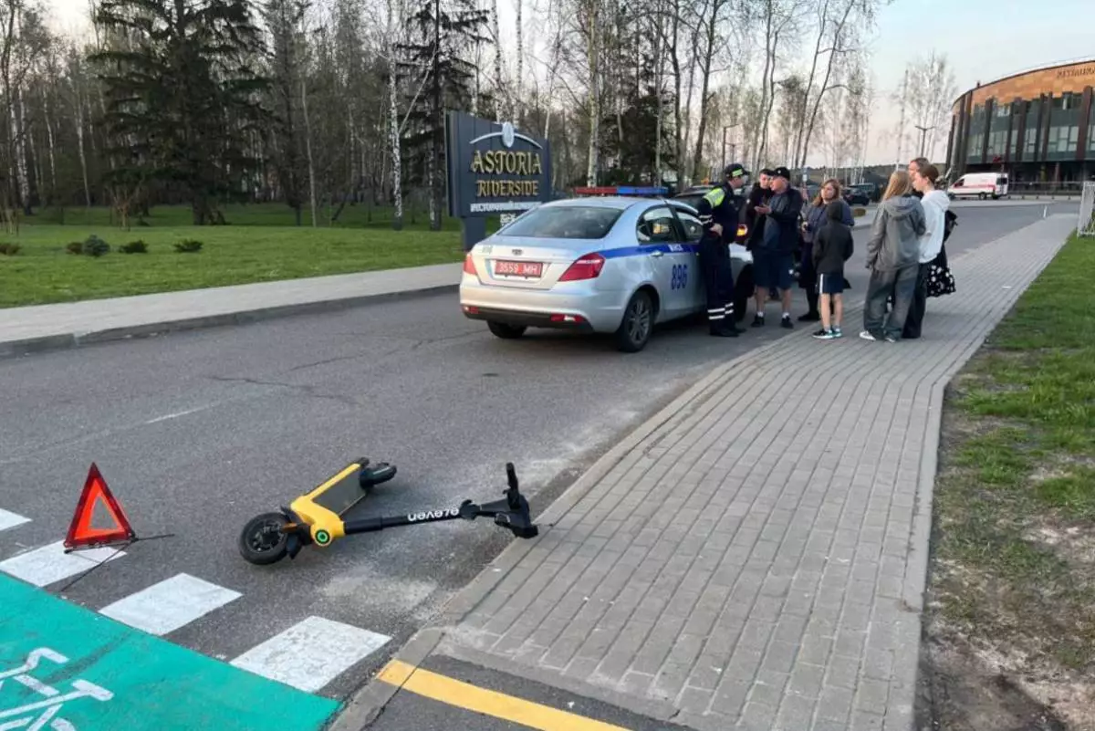 На проспекте Победителей водитель Renault сбил самокат с подростками