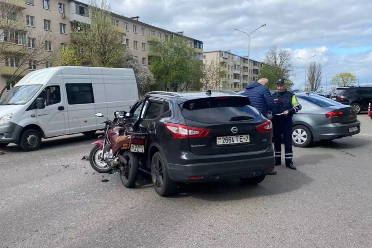 21-летнего мотоциклиста доставили в больницу после аварии в Минске