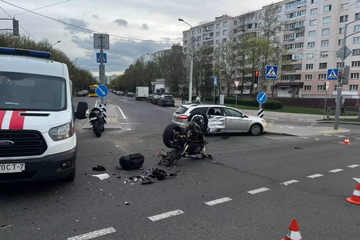 Жесткая авария мотоциклиста в Минске: врезался в поворачивавший автомобиль