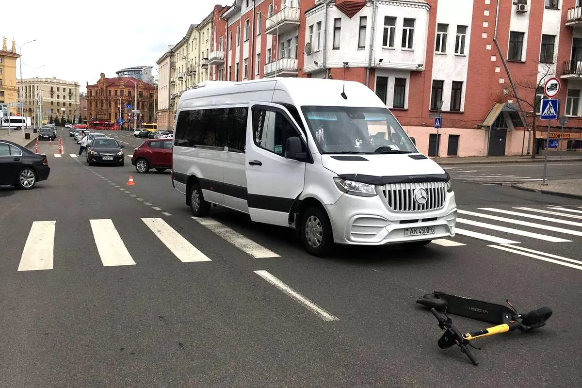 Микроавтобус сбил 21-летнюю девушку на электросамокате в Минске