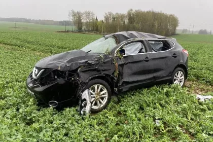 Nissan Qashqai опрокинулся в Шкловском районе – водитель погибла, пассажир в больнице