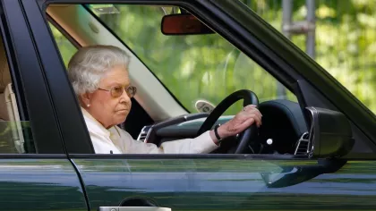 Королева, которая очень любила автомобили: Елизавета II и ее коллекция