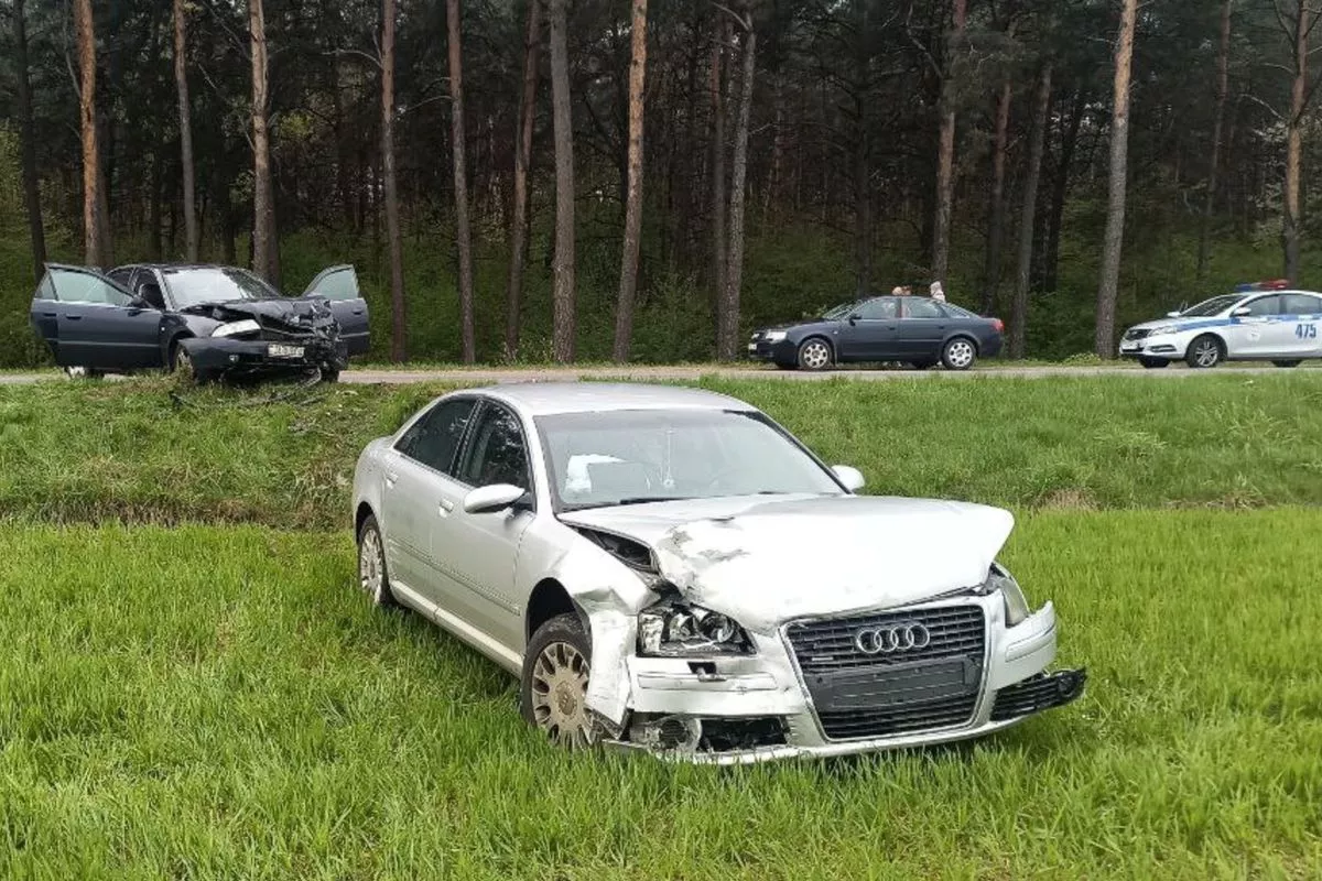 Два автомобиля Audi столкнулись лоб в лоб под Лидой