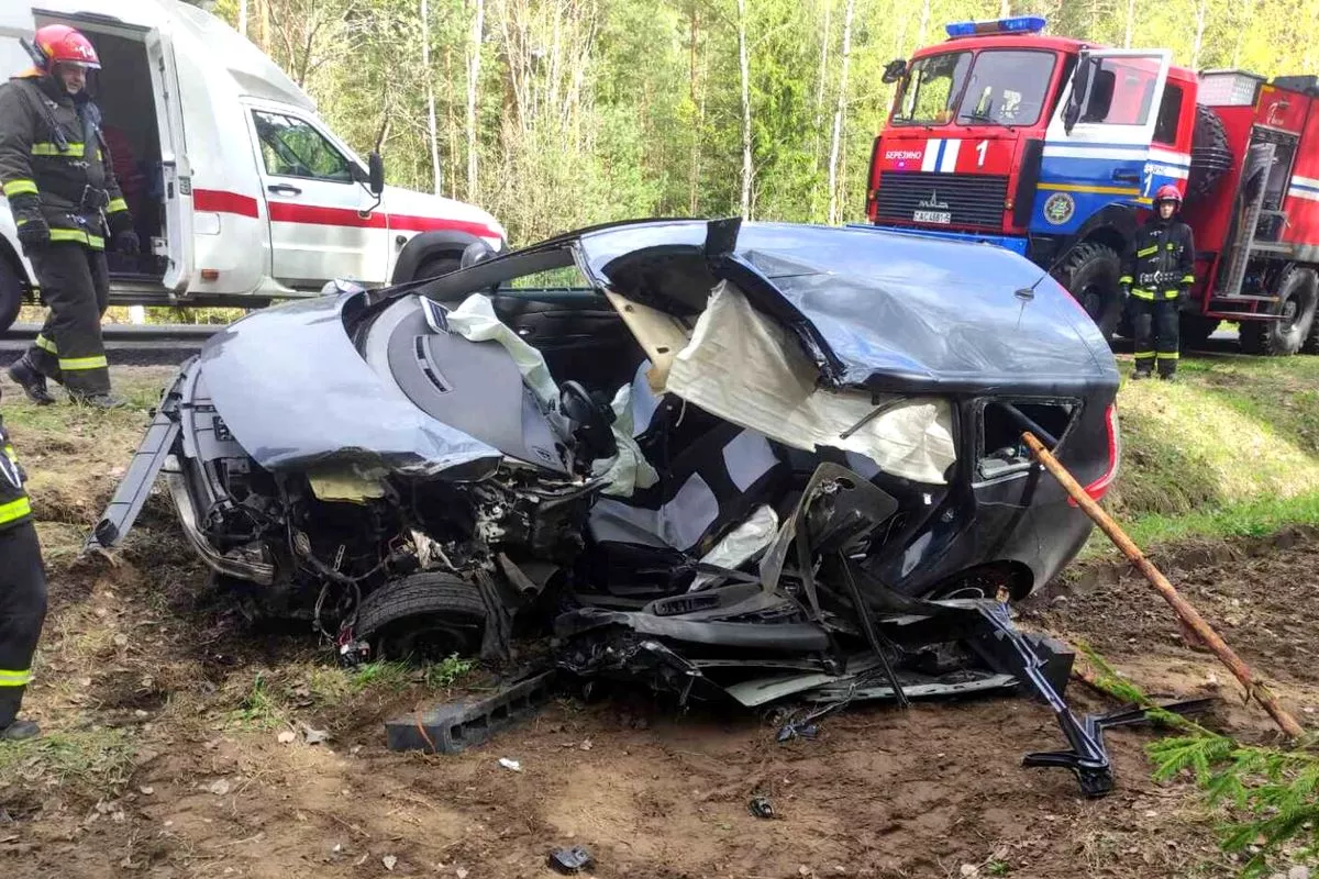 Renault Grand Scenic врезался в трактор под Березино – водитель умер в больнице