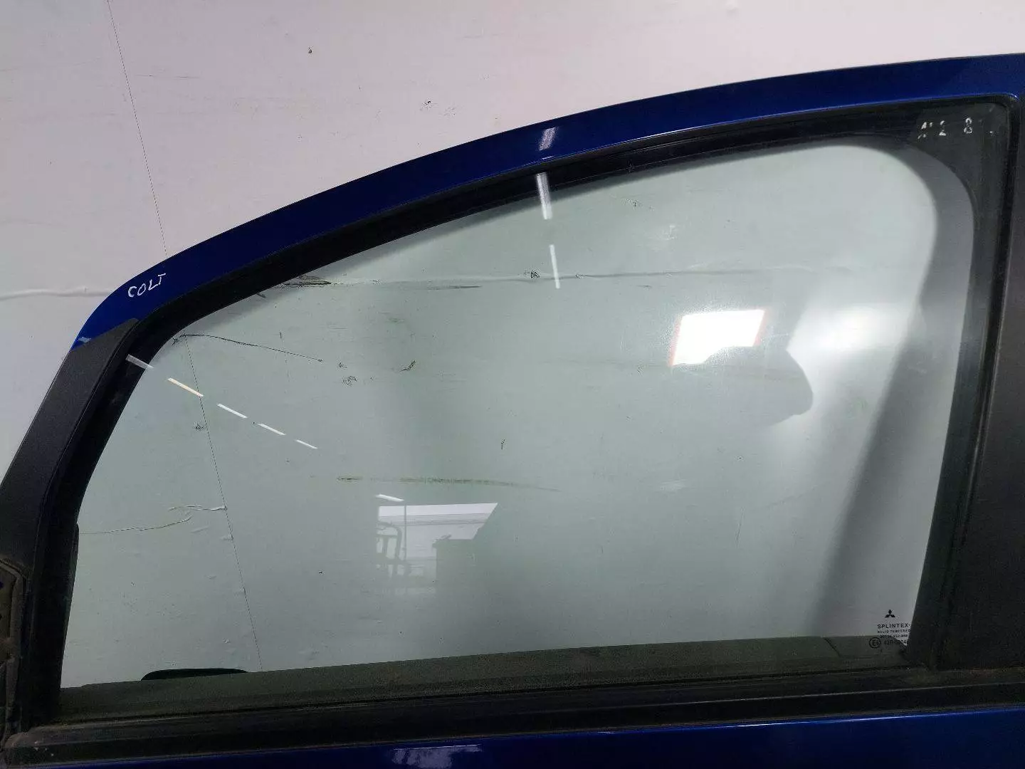 Стекло двери передней левой к Mitsubishi Colt 2010