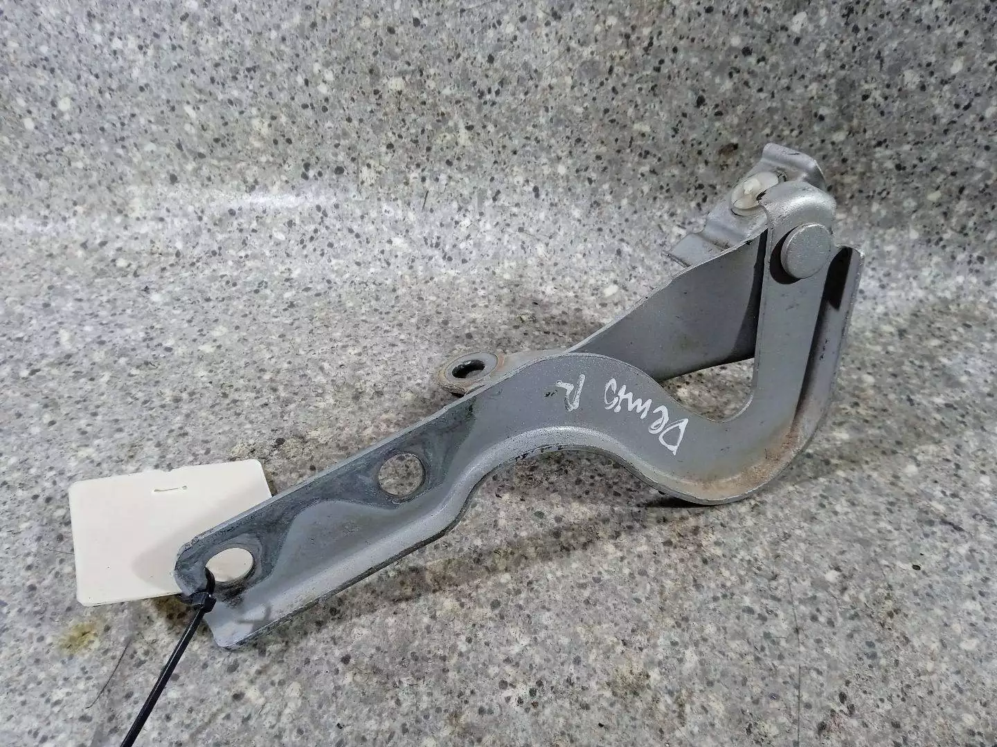 Петля капота правая к Mazda Demio 2001