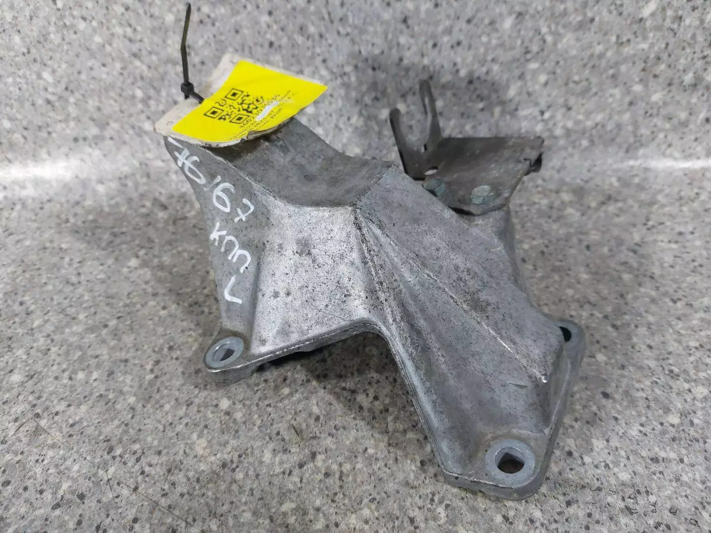 Кронштейн КПП к Audi A6 1999