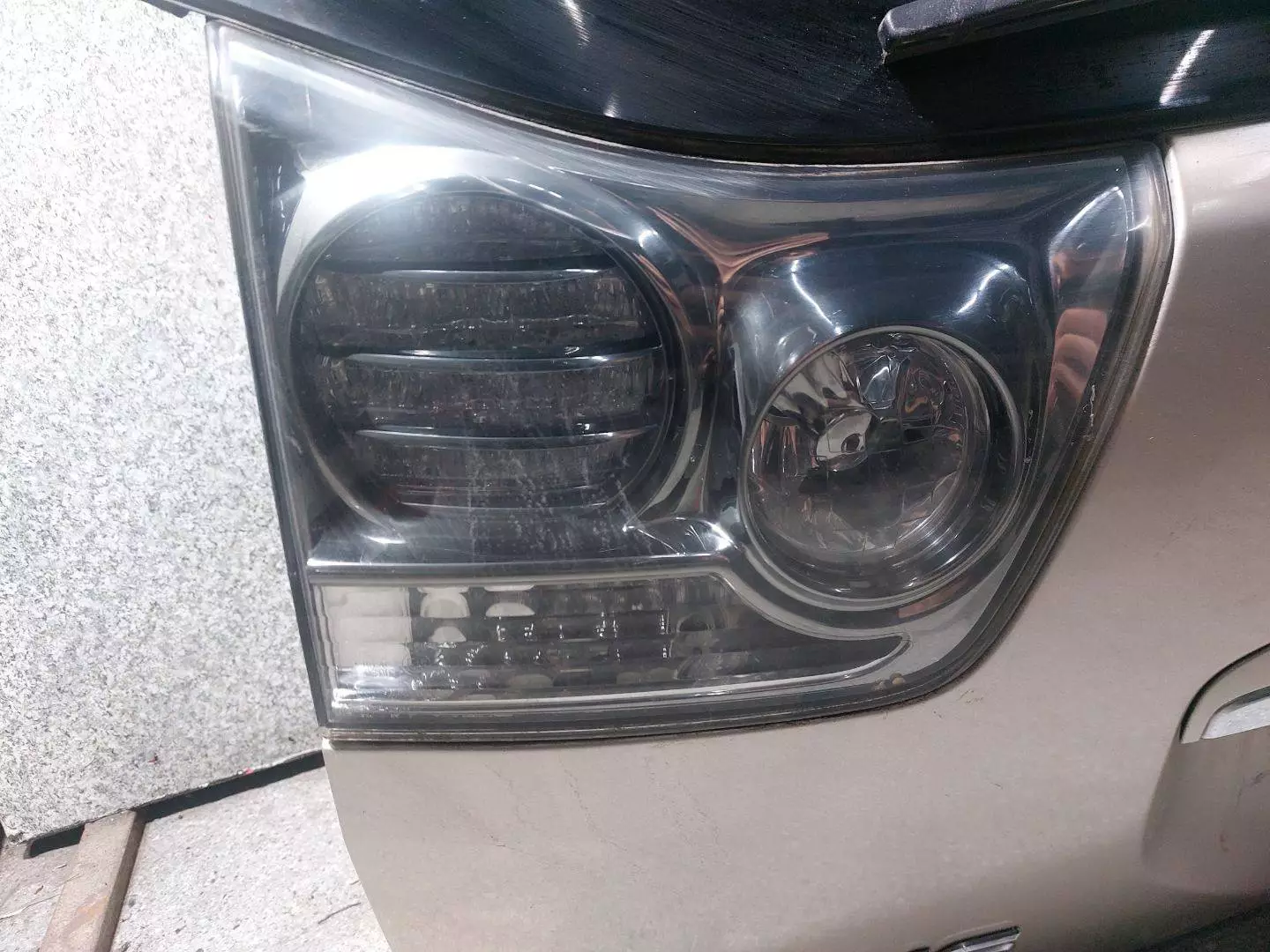 Фонарь крышки багажника левый к Lexus SRX 2005