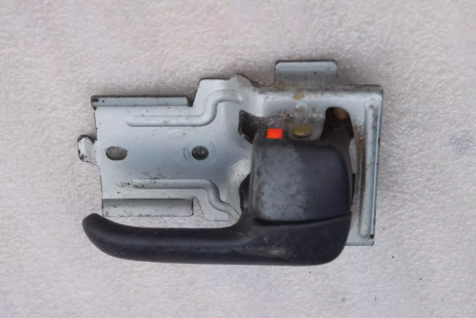 Ручка внутренняя задняя правая к Mazda 626 1998