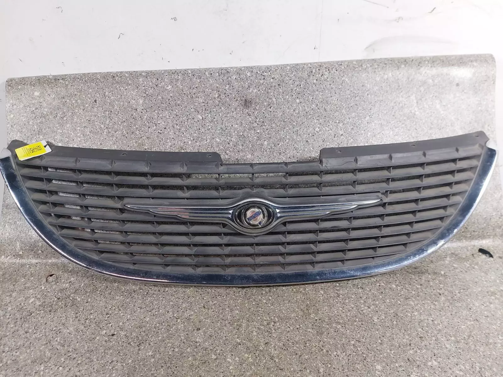 Решетка радиатора к Chrysler Voyager 2002