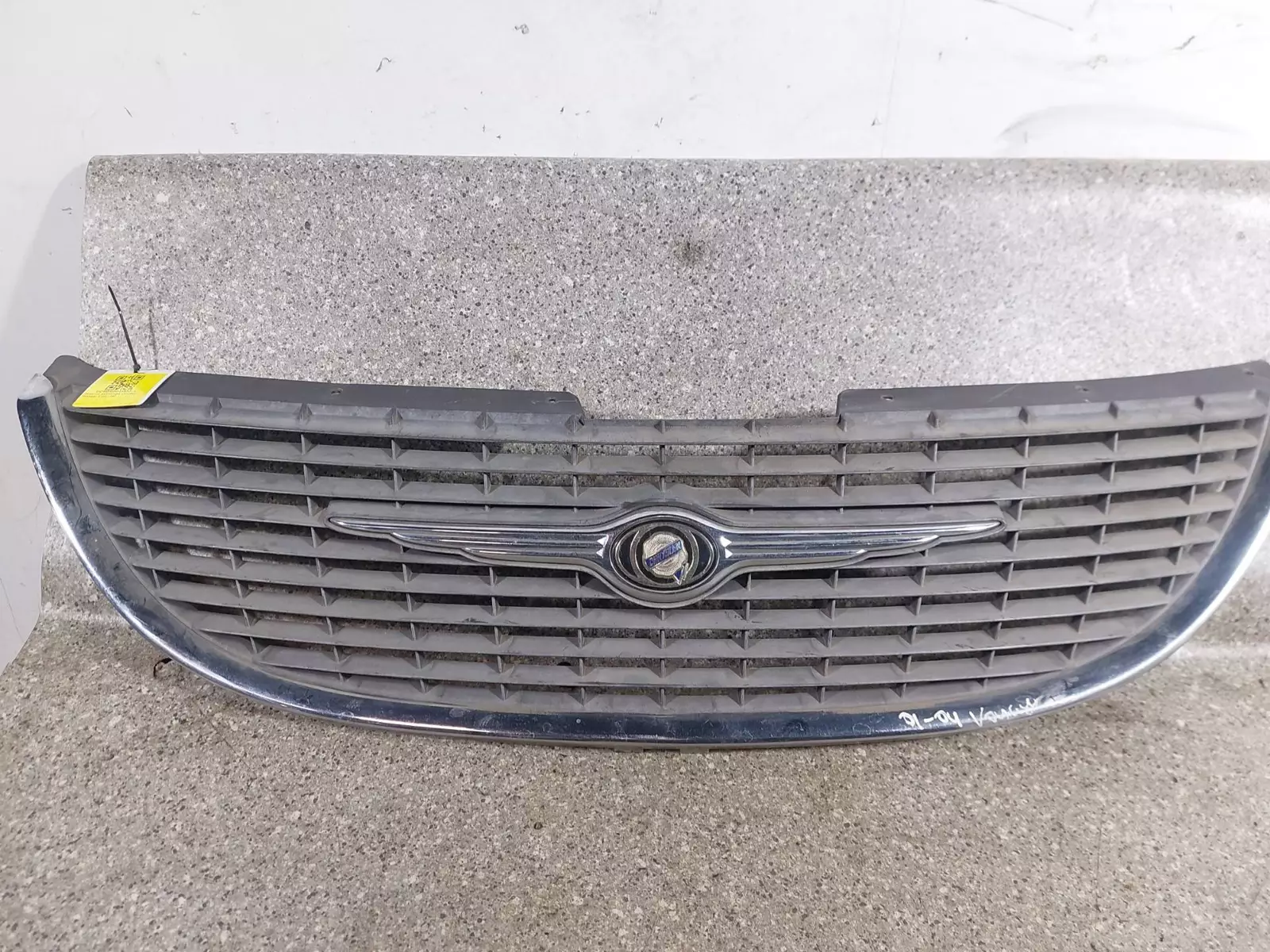 Решетка радиатора к Chrysler Voyager 2002
