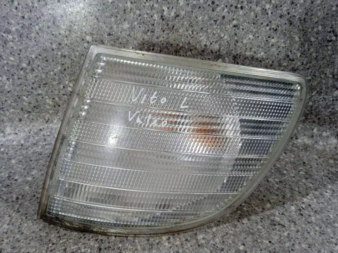 Поворотник левый к Mercedes-Benz V 2000