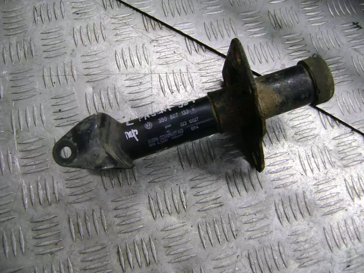 Отбойник бампера переднего к Volkswagen Passat 1998