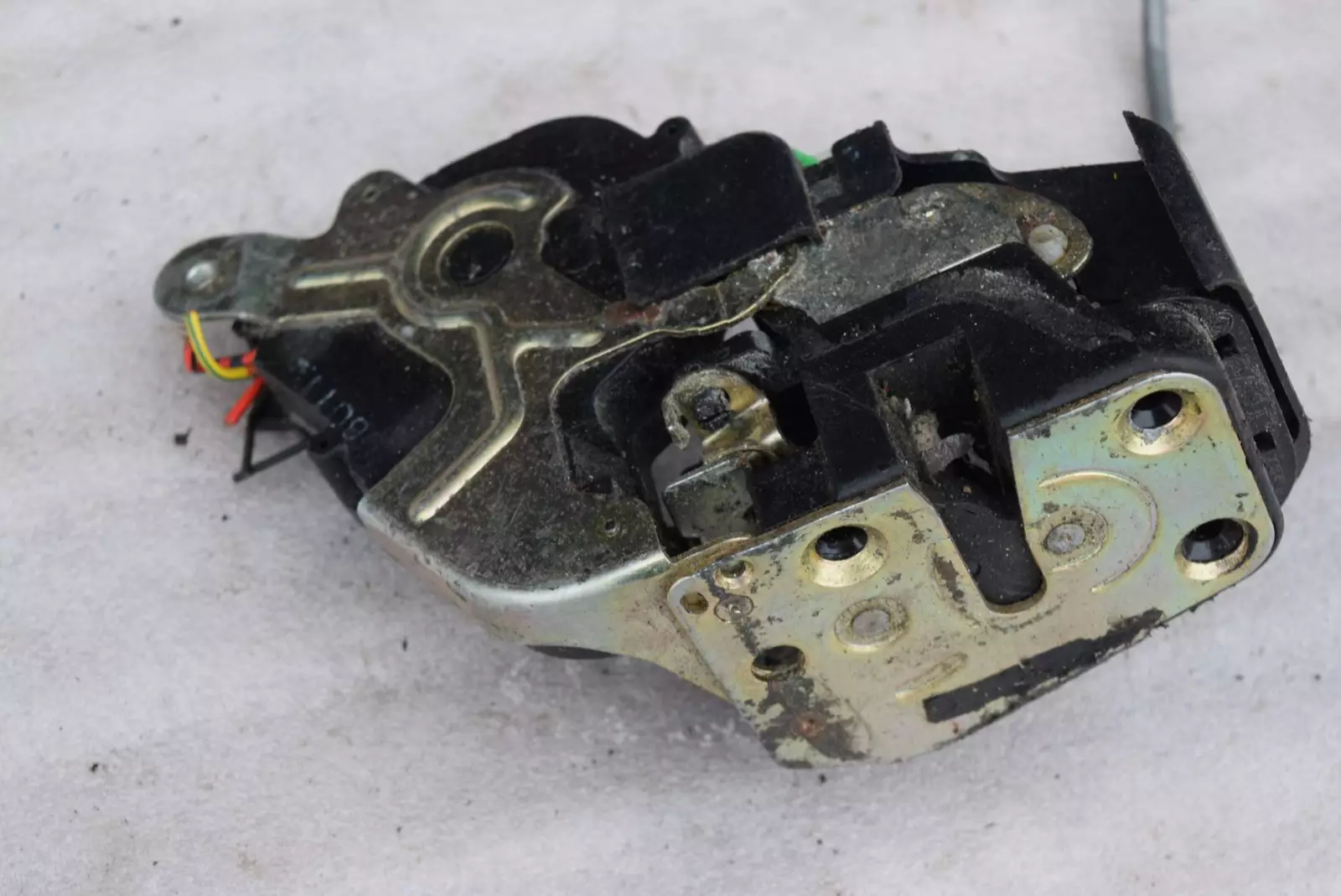 Замок двери передней правой к Mazda 626 1999