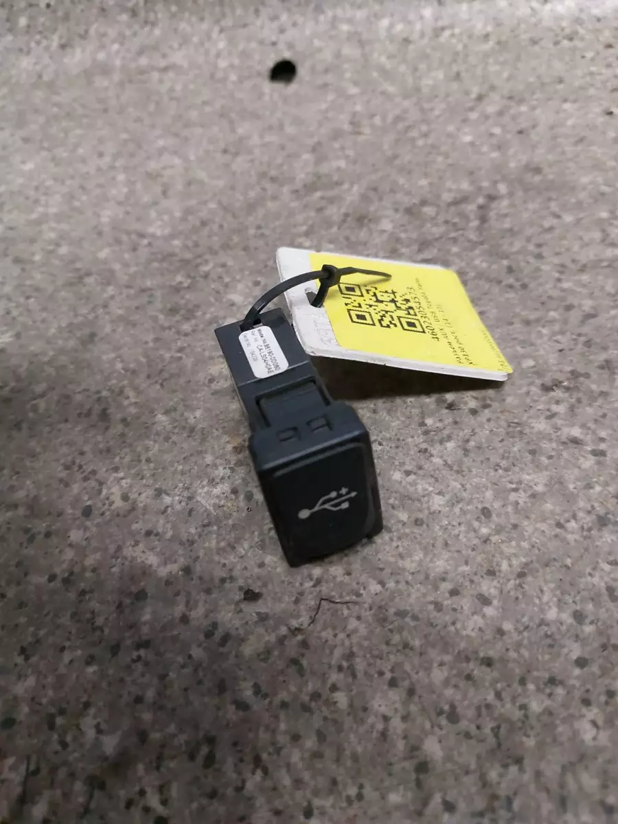 Разъем AUX / USB к Toyota Yaris Verso 2016