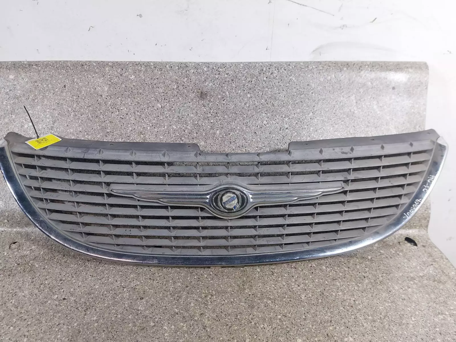 Решетка радиатора к Chrysler Voyager 2002