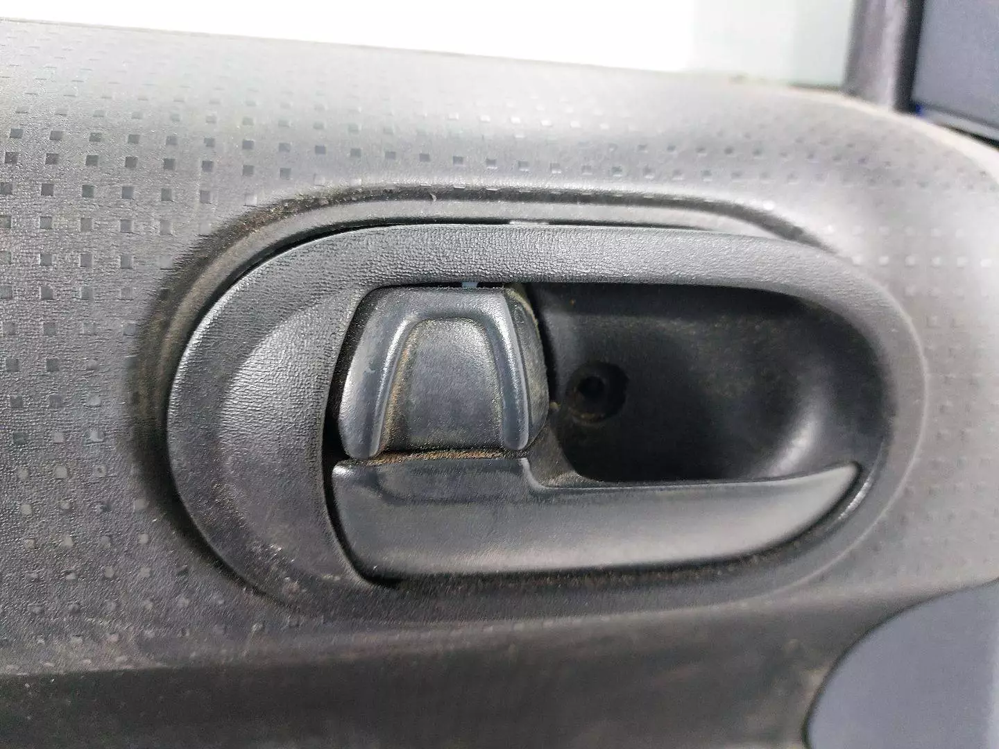 Ручка внутренняя передняя левая к Mitsubishi Colt 2010