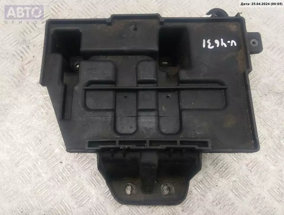Крепление аккумулятора к Hyundai ix35 2012