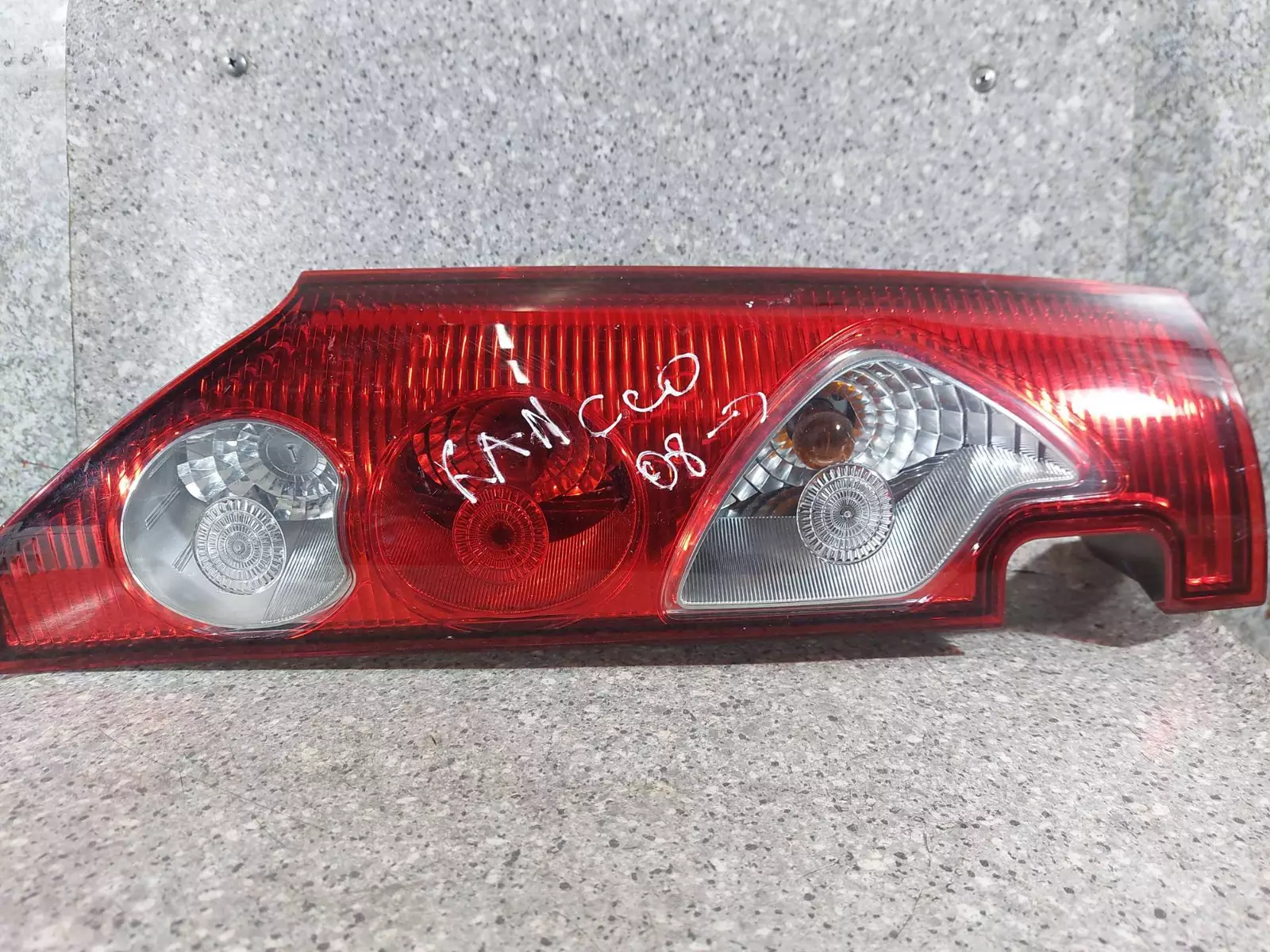 Фонарь задний левый к Renault Kangoo 2010