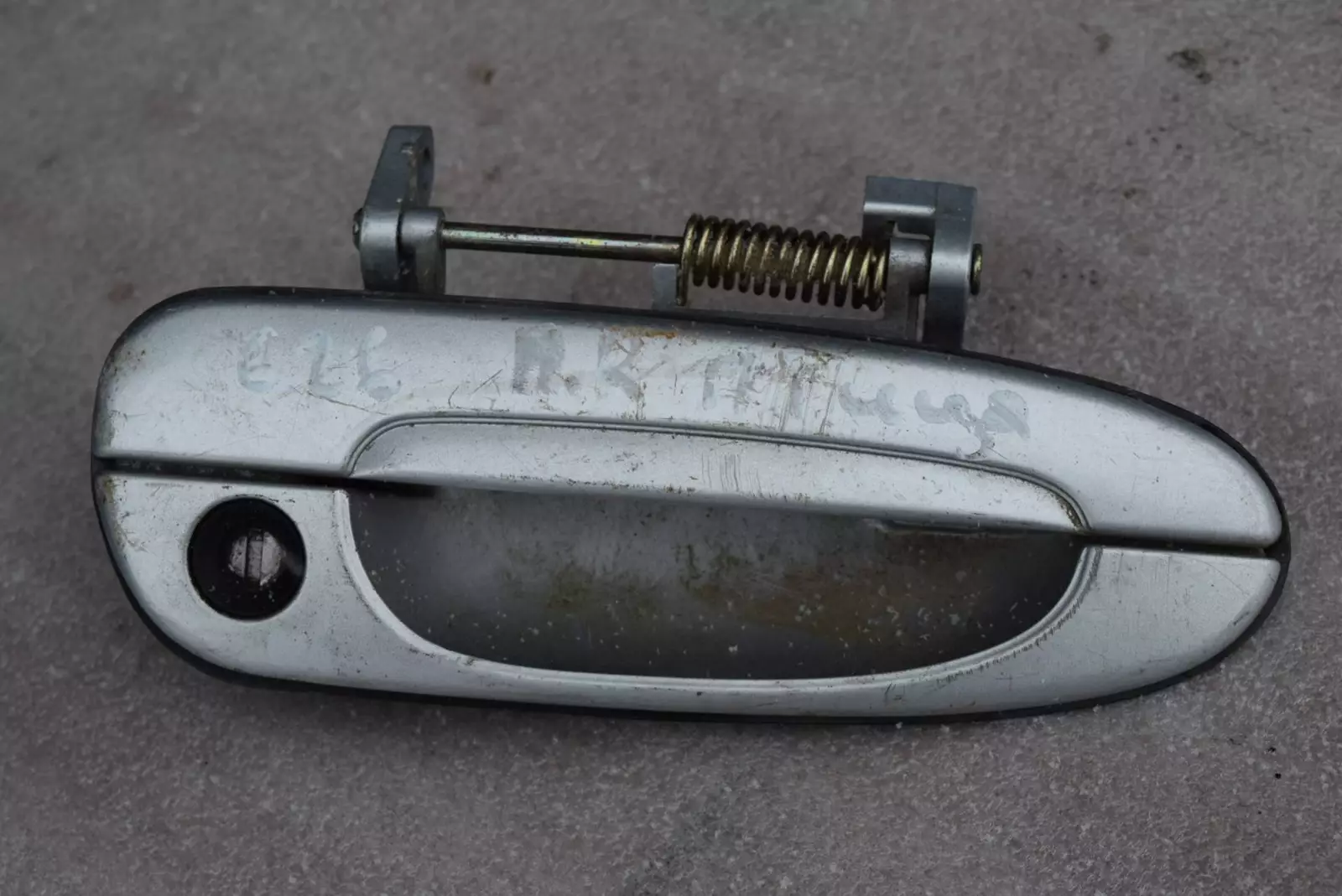 Ручка наружная передняя правая к Mazda 626 1998