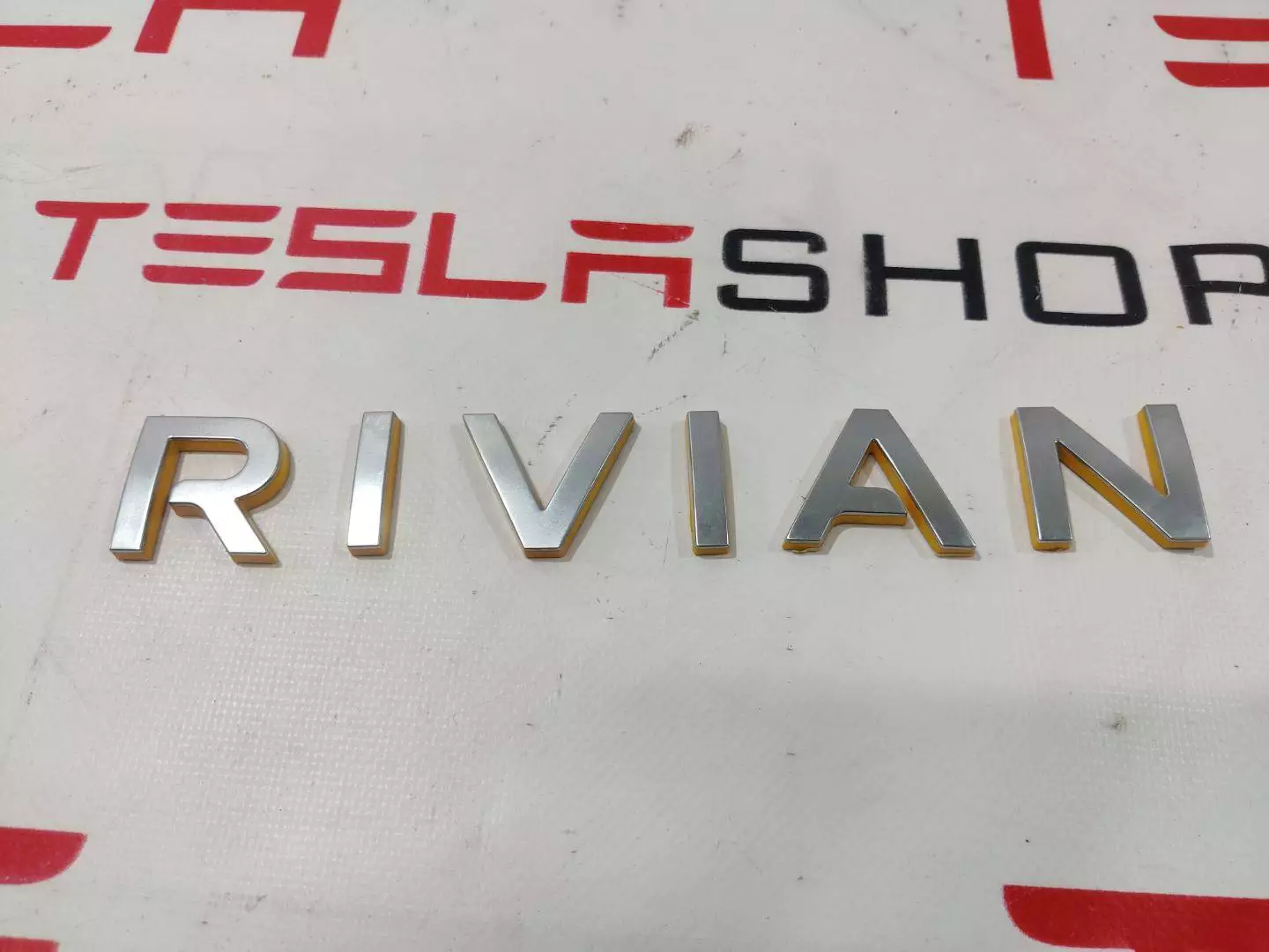Эмблема к Rivian R1T 2022