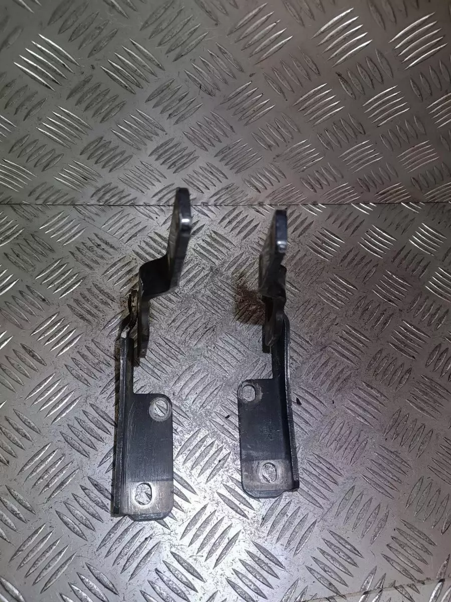 Петля капота к Audi A8 1998