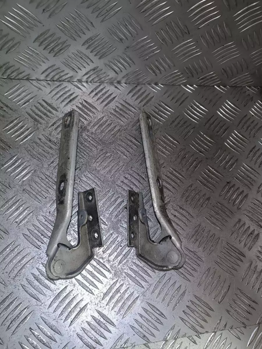 Петля капота к Volkswagen Passat 2000
