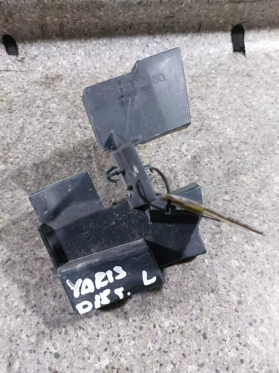 Дефлектор к Toyota Yaris Verso 2016
