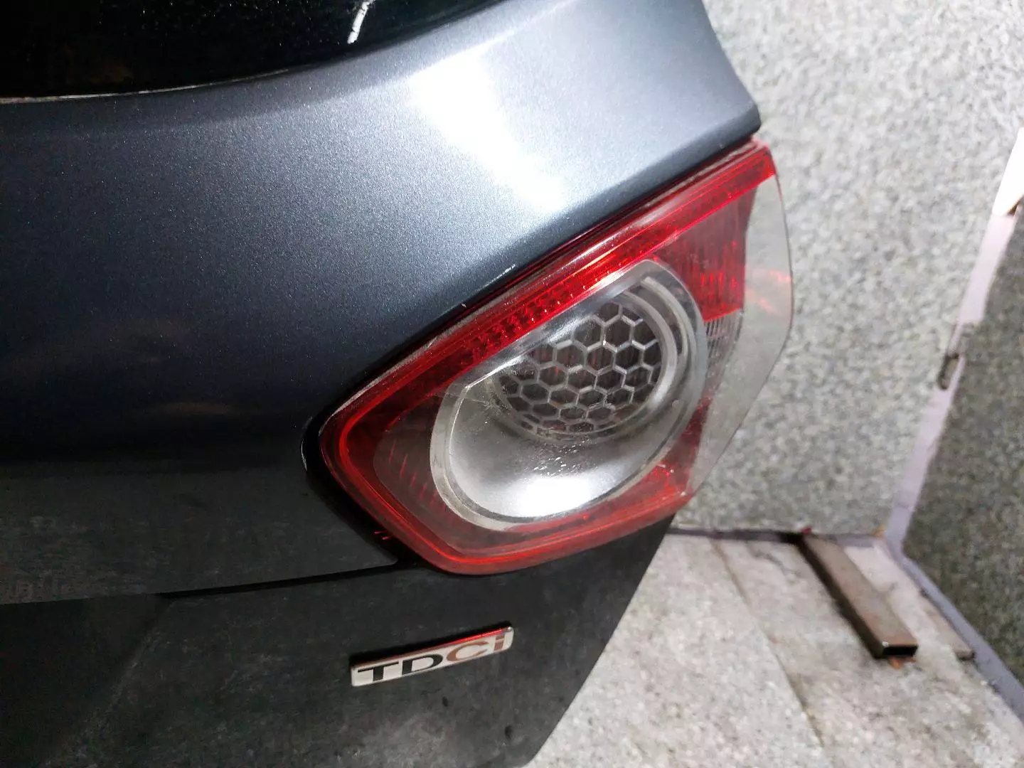 Фонарь крышки багажника правый к Ford Kuga 2011