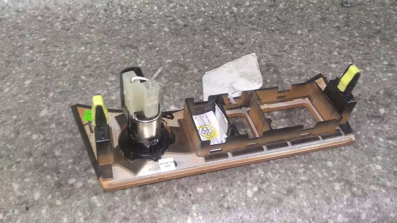 Прикуриватель к Lexus SRX 2005