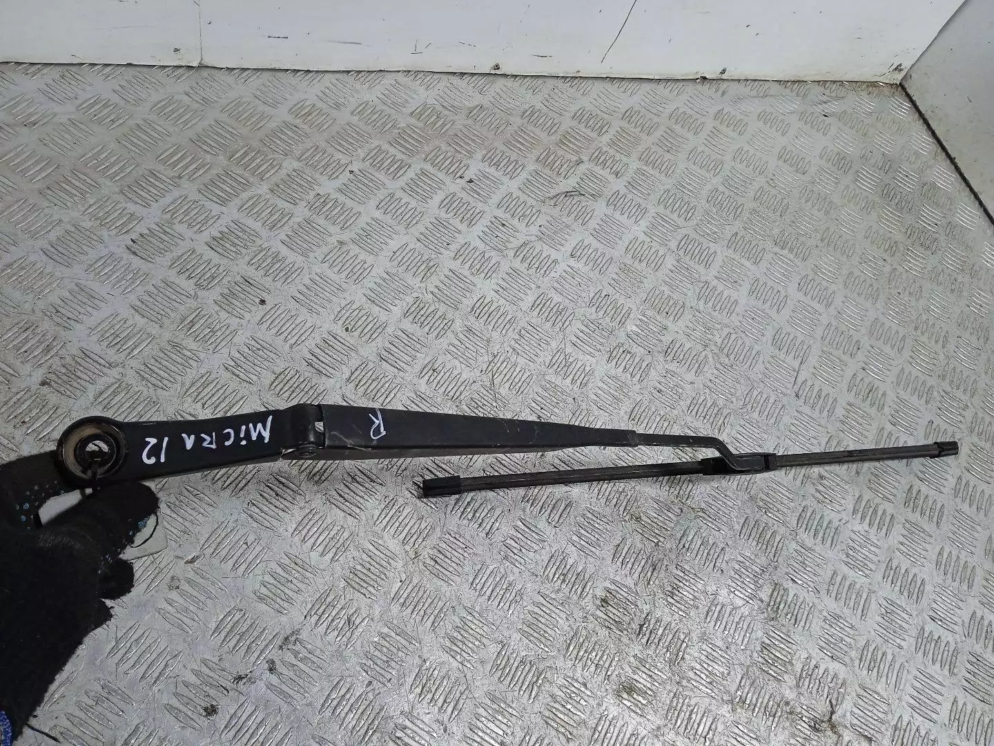 Щеткодержатель к Nissan Micra 2004