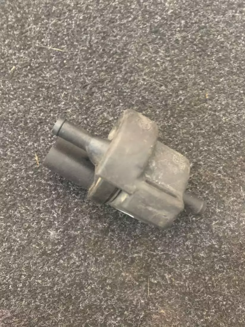 Клапан воздушный к Audi A4 2001