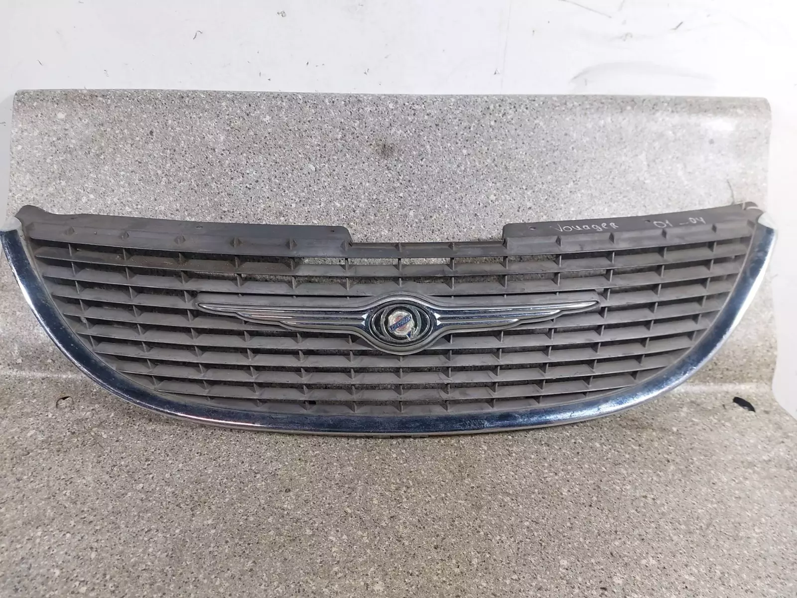 Решетка радиатора к Chrysler Voyager 2002