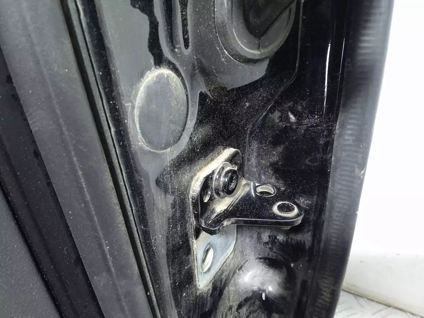 Петля двери задней левой к Volkswagen Touareg 2005