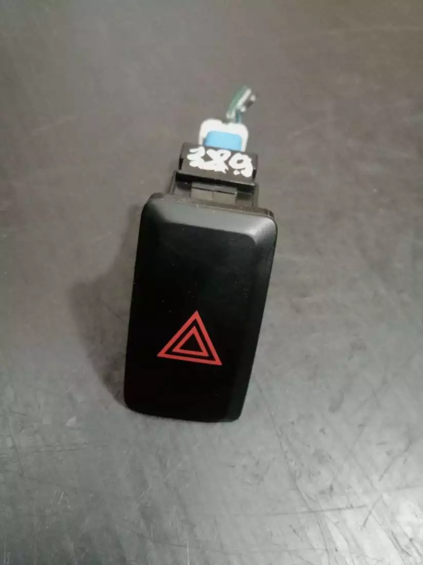 Кнопка аварийной сигнализации к Mitsubishi Space Star 2005