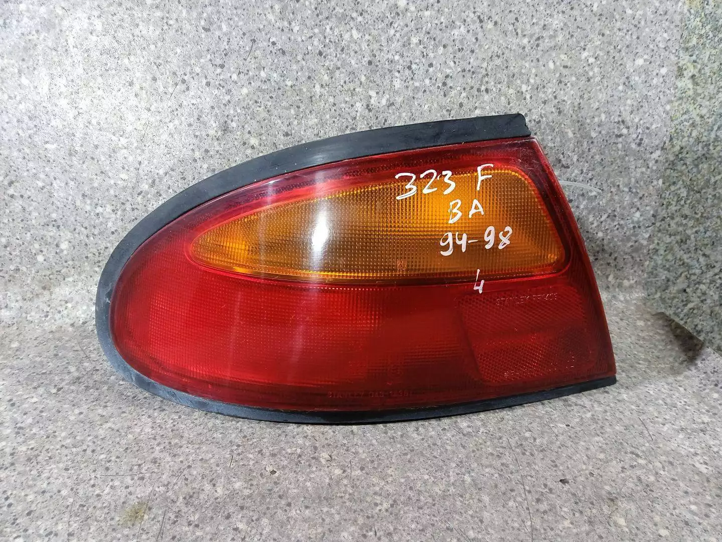 Фонарь задний левый к Mazda 323 1996